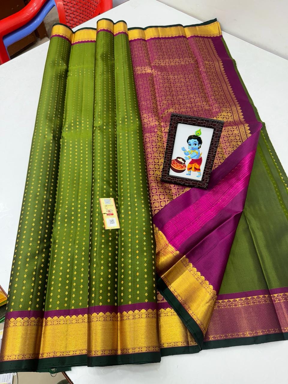 Premium Olive Green Kanchipuram Silk Saree with Magenta Pink Contrast Border & Rich Gold Zari Woven Pallu | Luxury Wedding & Bridal Silk Saree for Women